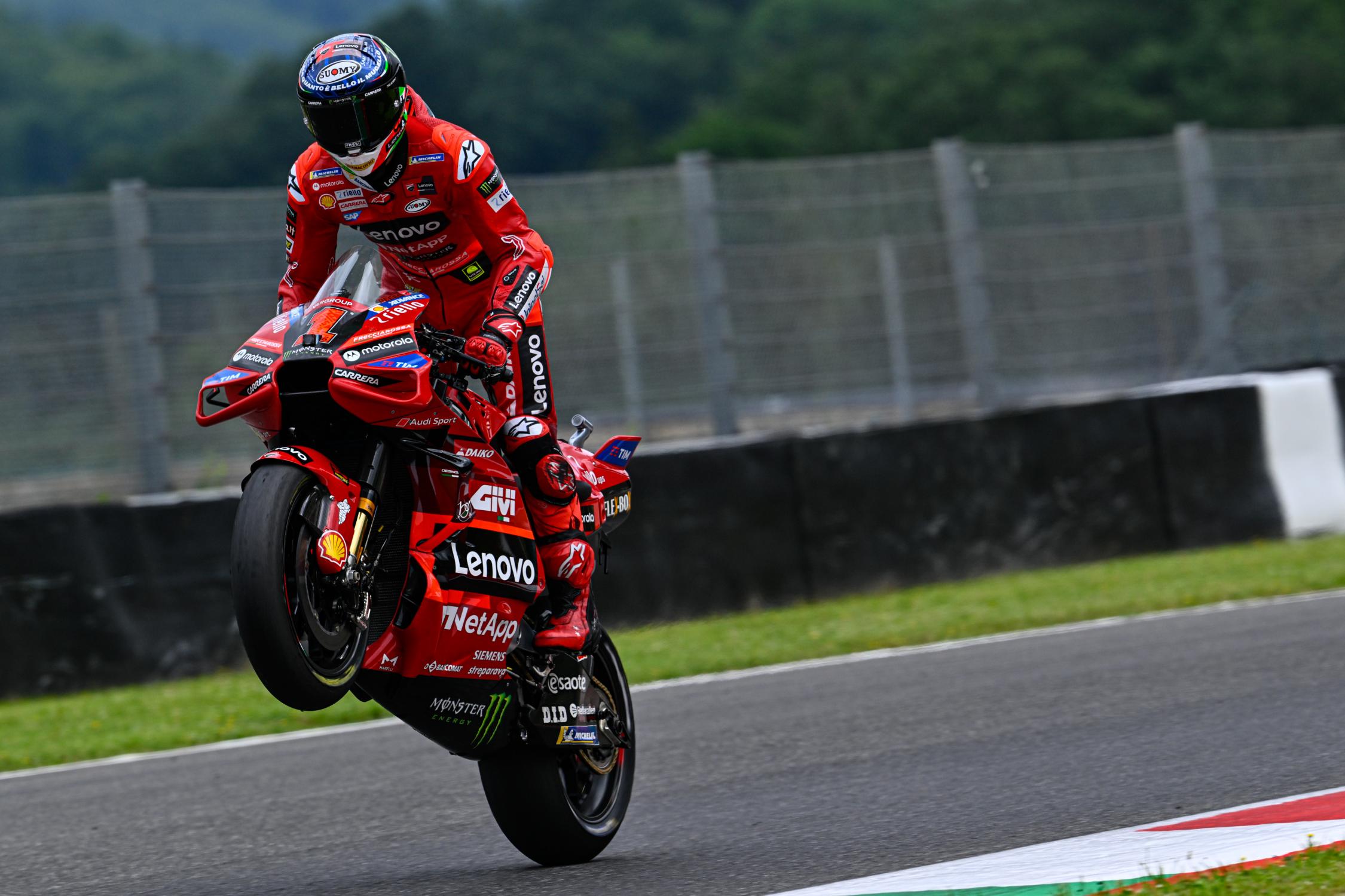 Aleix Espargaró passa Bagnaia na última volta e vence etapa da Moto GP