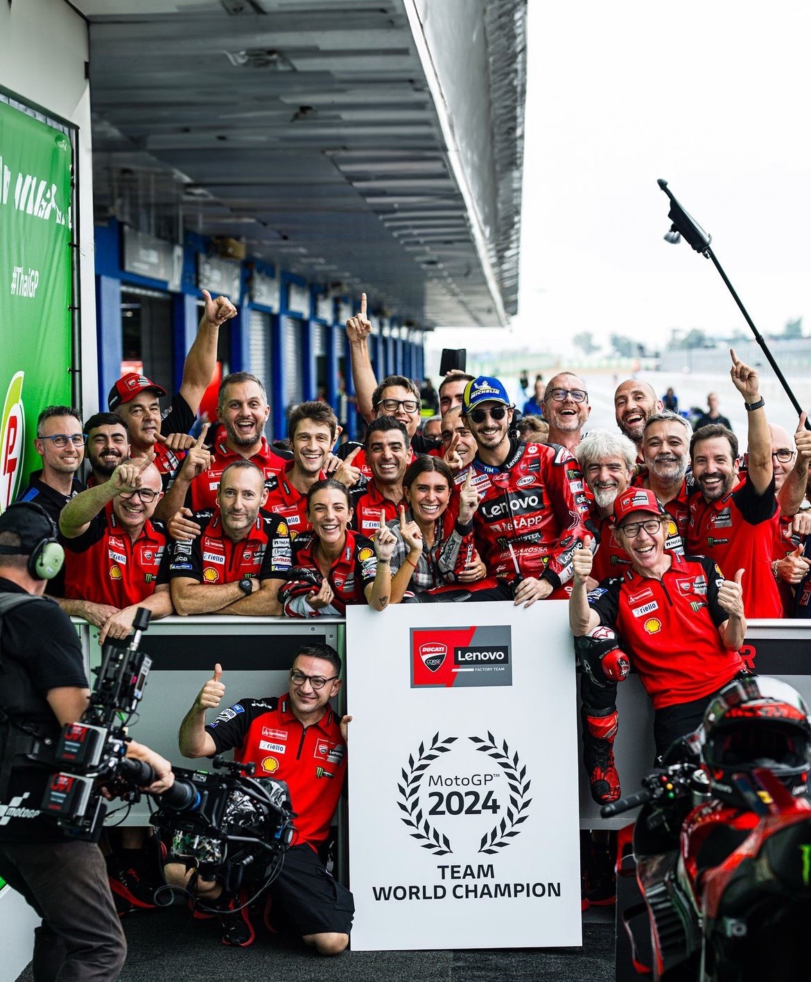 Francesco Bagnaia vence na Tailândia em corrida marcada por chuva e quedas 