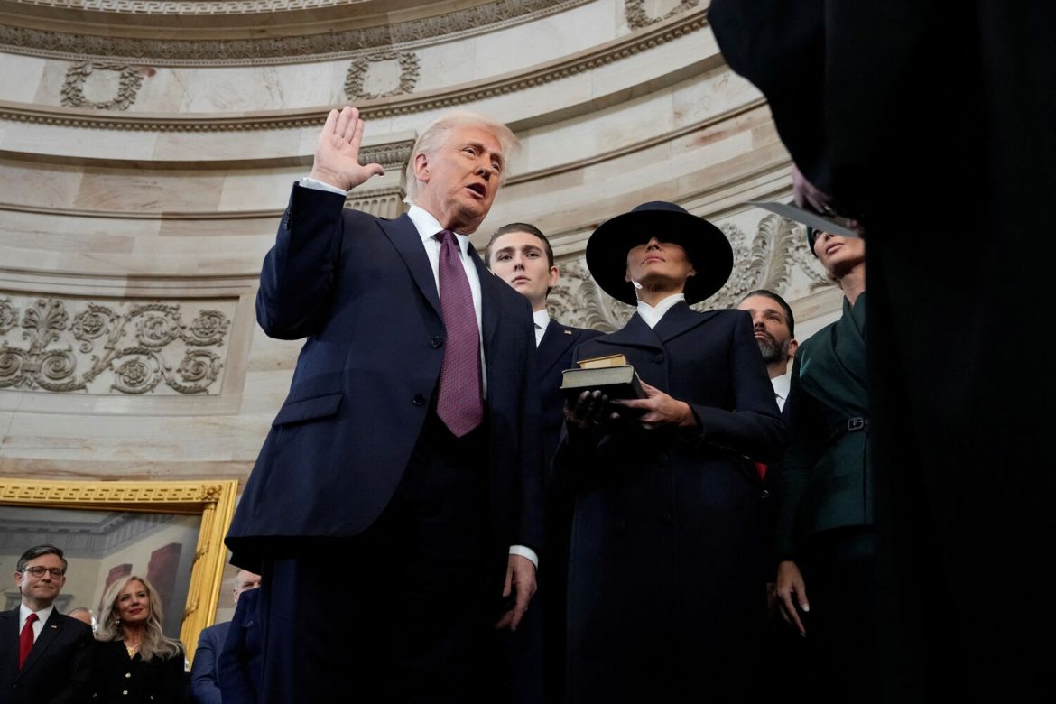 Numa cerimónia controversa, Donald Trump tomou posse no passado dia 20