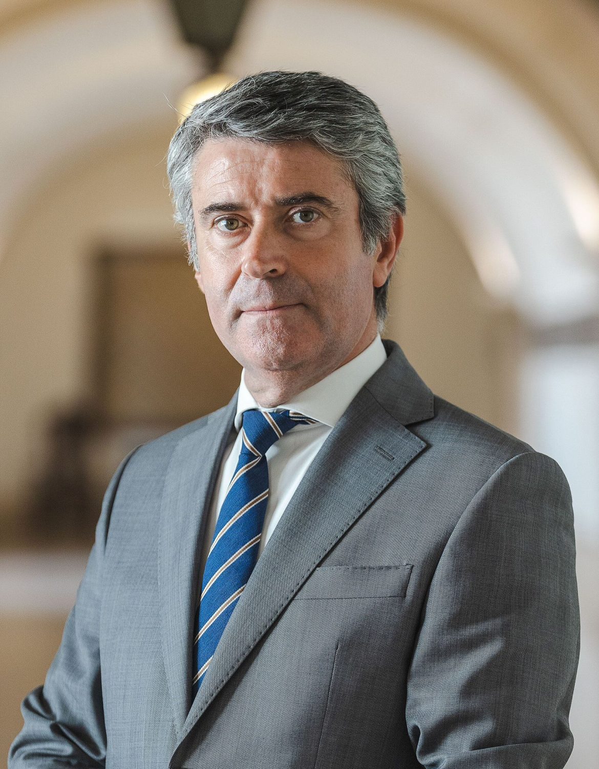 José Luís Carneiro assume liderança do PS com discurso de moderação e estabilidade.