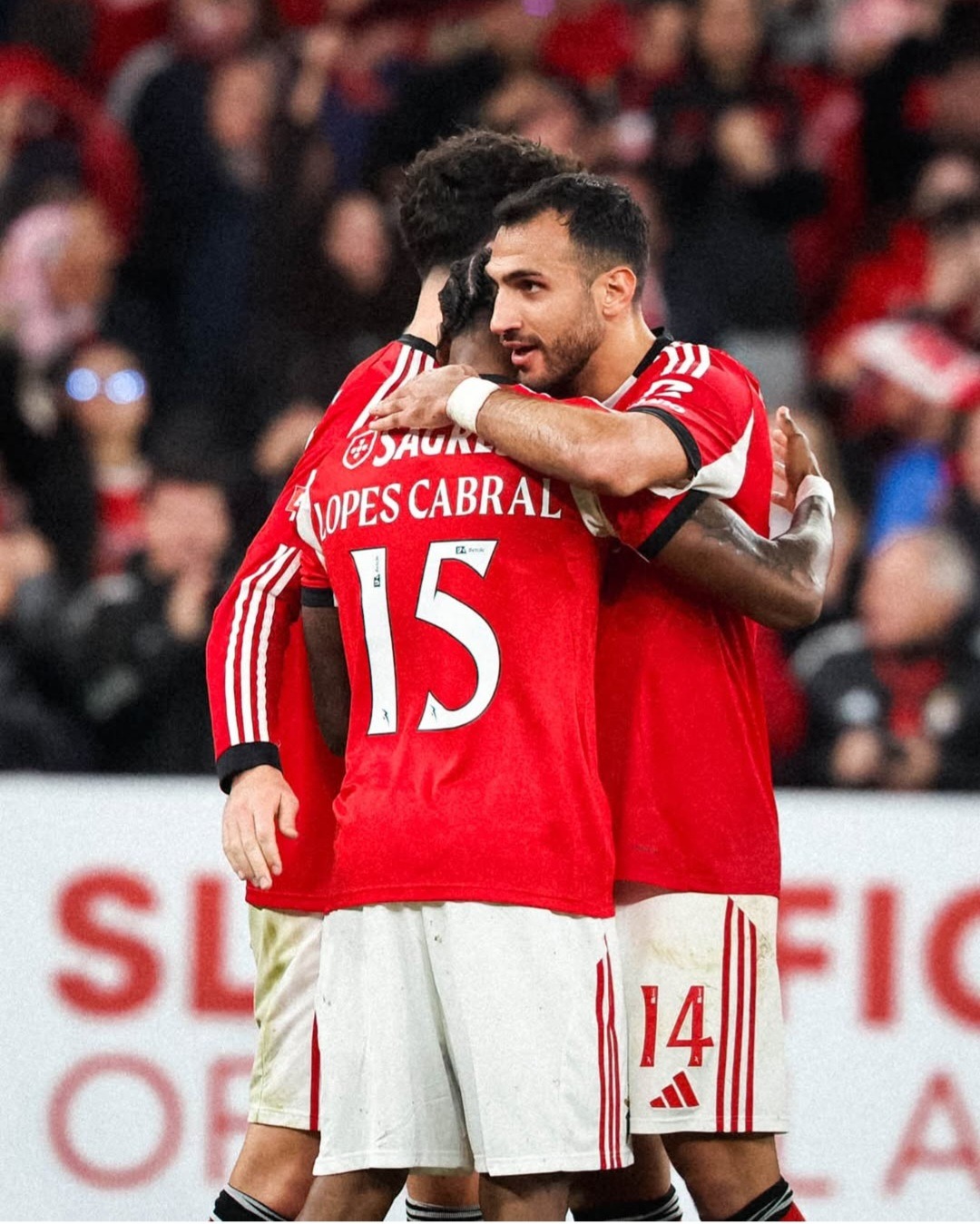 Benfica aproveita deslize do rival Sporting com uma vitória sobre o Estoril