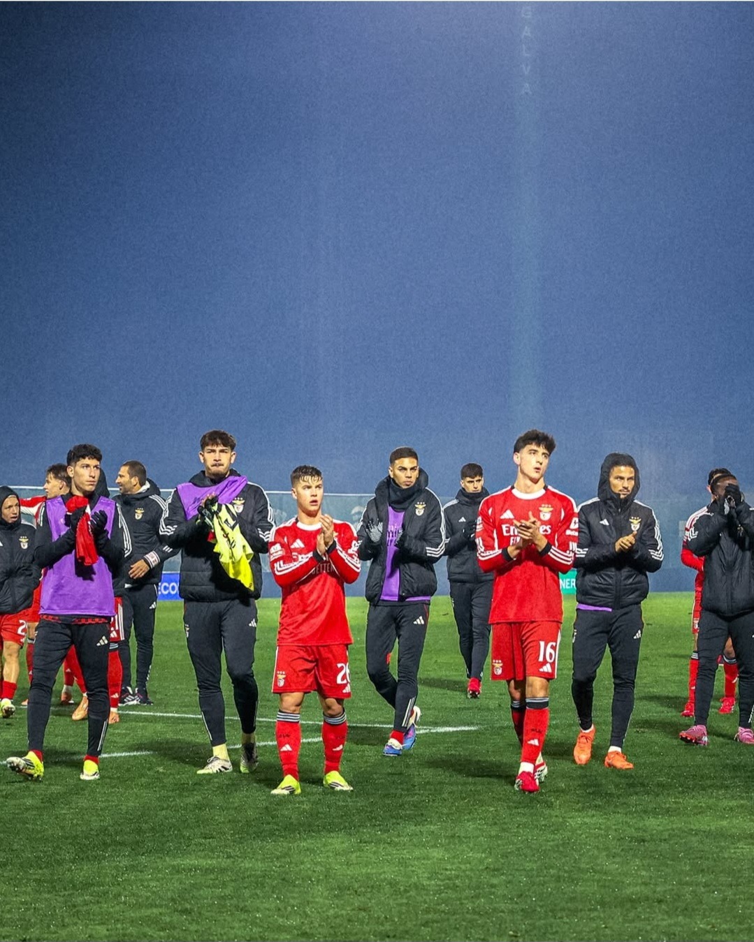 Encarnados vencem em Vila do Conde e esperam deslize dos dragões em Guimarães