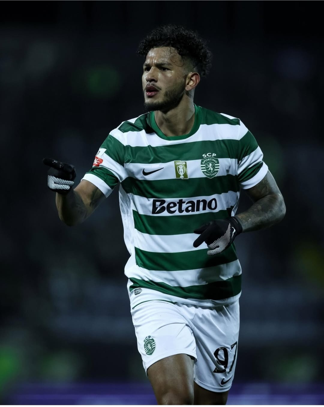 Suárez resolve no último suspiro e mantém Sporting na perseguição