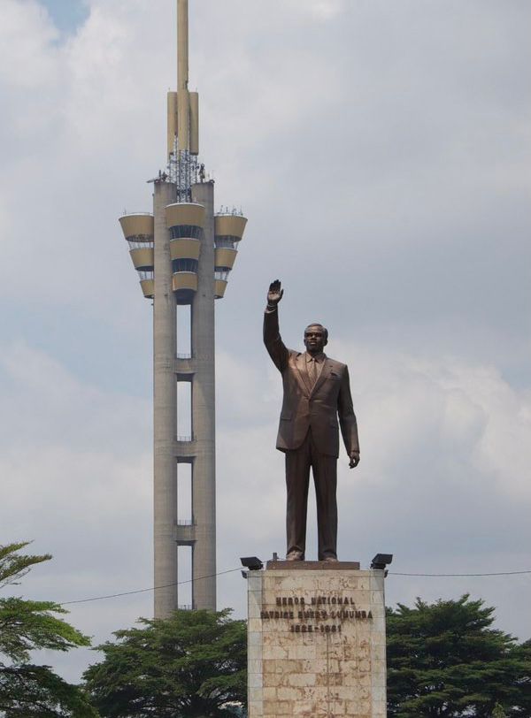 Um braço erguido em direção a justiça
