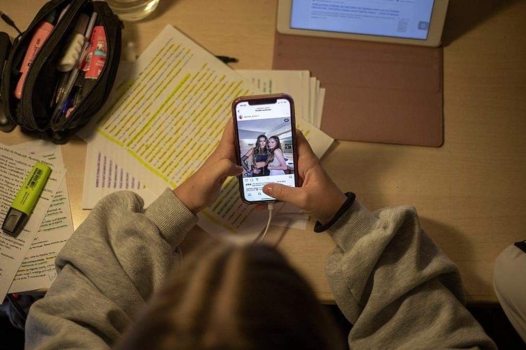 Nunca desligar: o preço psicológico do FOMO 